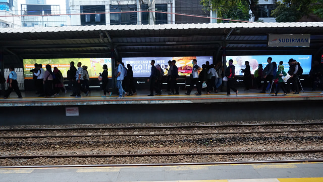 Kepadatan penumpang kereta di Stasiun Manggarai. (Foto: Kumparan/ Jamal Ramadhan)