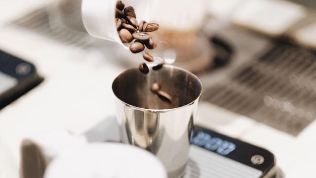 Proses penyajian kopi. (Foto: Instagram @saysomethingcoffee)