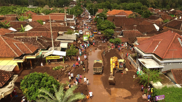 Suasana pasca banjir bandang di Desa Alas Malang (Foto: ANTARA FOTO/Zabur Karuru)