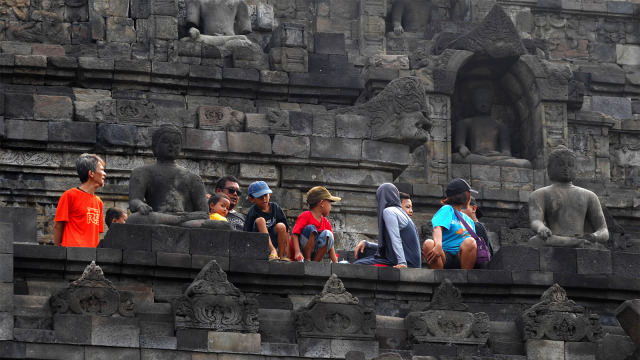 Prilaku buruk wisatawan Candi Borobudur
