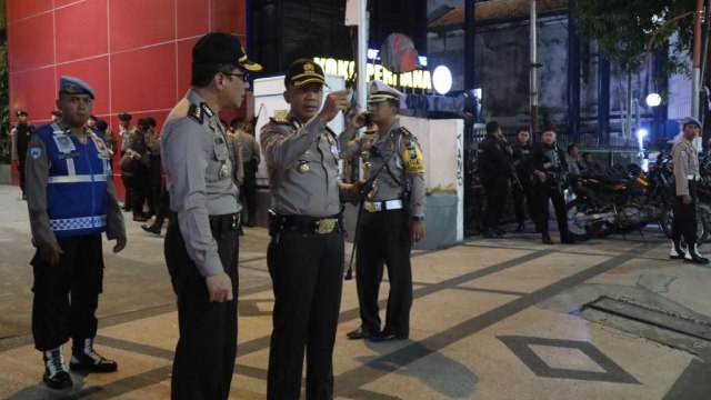 Jelang Debat Pilgub Jatim, Polisi Atur Lalin Di Depan Gedung Dyandra ...