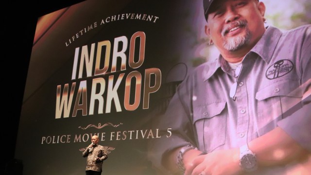 Indro Warkop menerima Lifetime Achievement Award (Foto: Munady)