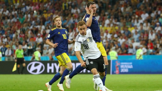 Pemain Jerman dan Swedia berduel. (Foto: REUTERS / Pilar Olivares)