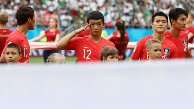 Pemain Korea Selatan hormat. (Foto: REUTERS/Marko Djurica)