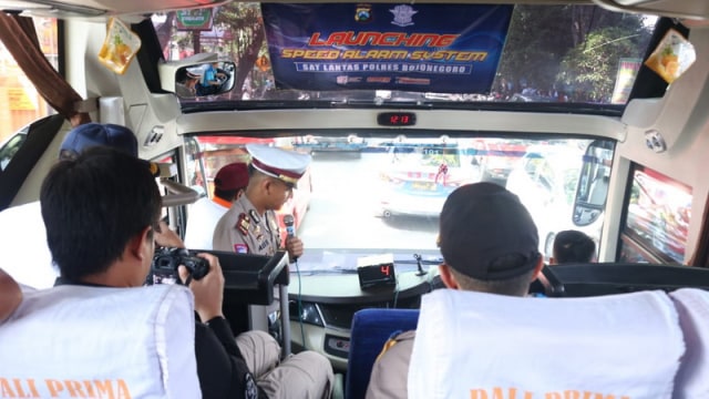 Sat Lantas Polres Bojonegoro Pasang Speed Alarm System pada Armada Bus AKDP