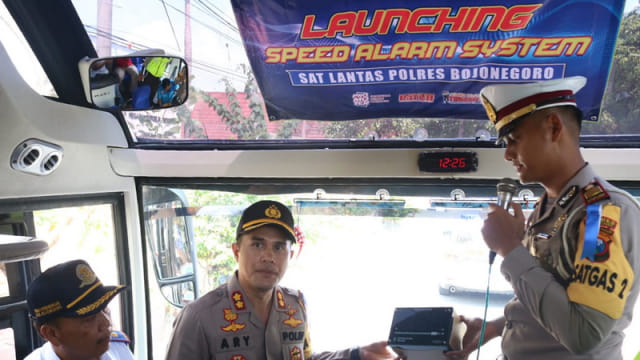 Sat Lantas Polres Bojonegoro Pasang Speed Alarm System pada Armada Bus AKDP (1)