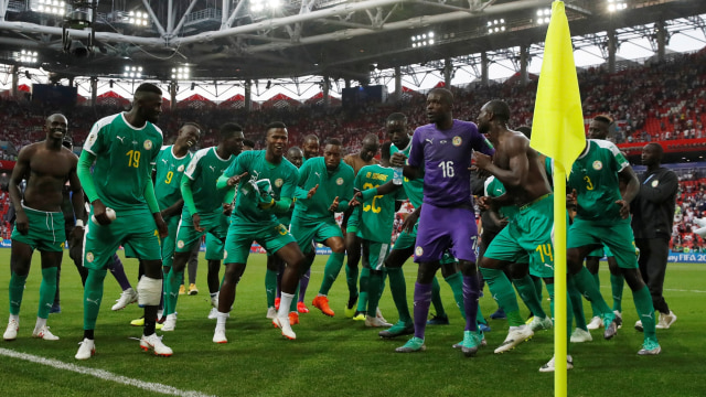Para pemain Senegal merayakan kemenangan. (Foto: REUTERS/Christian Hartmann)