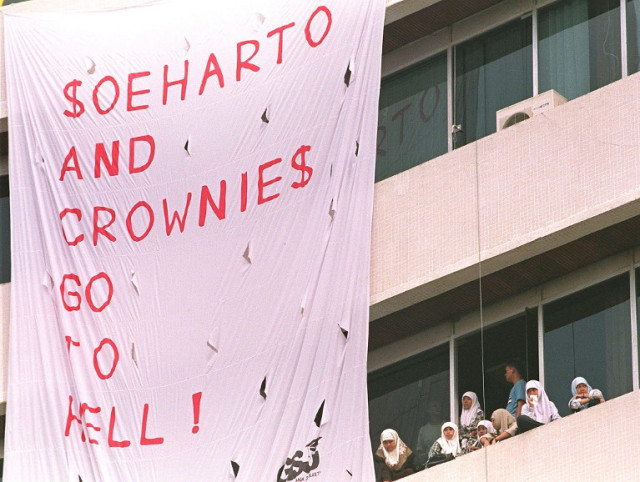 Protes terhadap Soeharto (Foto: Emmanuel Dunnand/AFP)