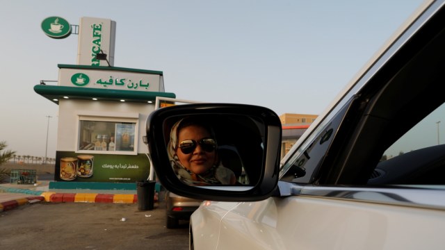 Wanita menyetir di Arab Saudi. (Foto: REUTERS/Zohra Bensemra)