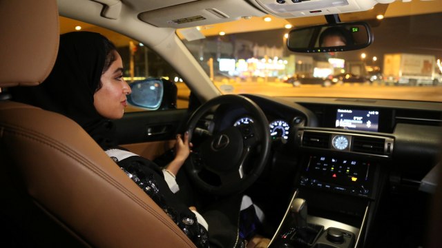 Wanita menyetir di Arab Saudi. (Foto: REUTERS/Sarah Dadouch)