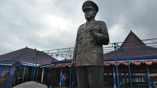 Patung Soeharto di Kemusuk. (Foto: Arfiansyah Panji Purnandaru/kumparan)