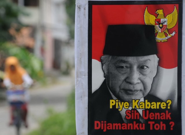 Poster Soeharto di jalanan (Foto: Anwar Mustafa/AFP)