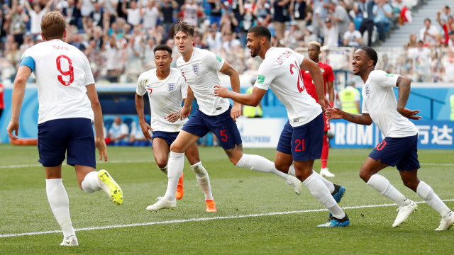 Para pemain Inggris merayakan gol. (Foto: REUTERS/Matthew Childs)