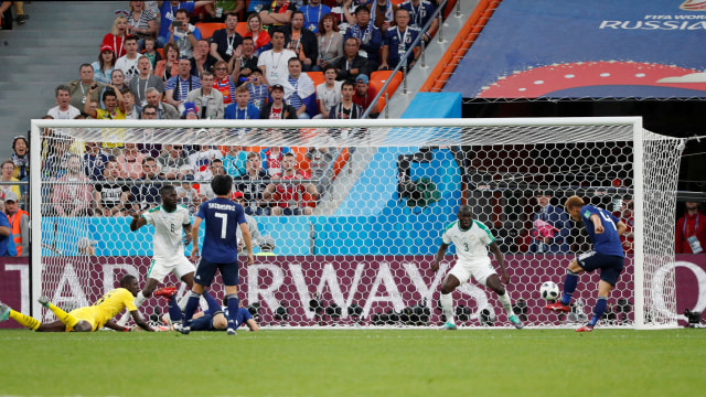 Gol Honda ke gawang Senegal. (Foto: REUTERS/Max Rossi)