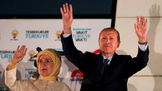 Tayyip Erdogan bersama isterinya. (Foto: Reuters/Umit Bektas)