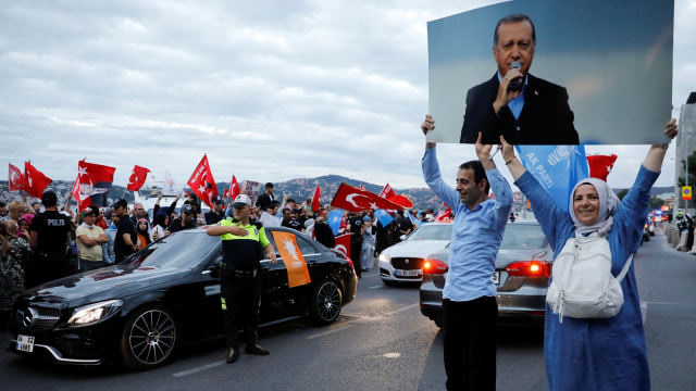 Pendukung membawa poster Tayyip Erdogan. (Foto: Reuters/Alkis Konstantinidis)