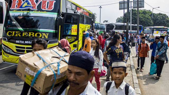 Pemudik tiba di Terminal Kampung Rambutan. (Foto: ANTARA FOTO/Galih Pradipta)