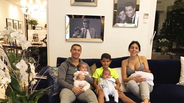Cristiano Ronaldo dan anak-anaknya. (Foto: Instagram/@ georginagio)