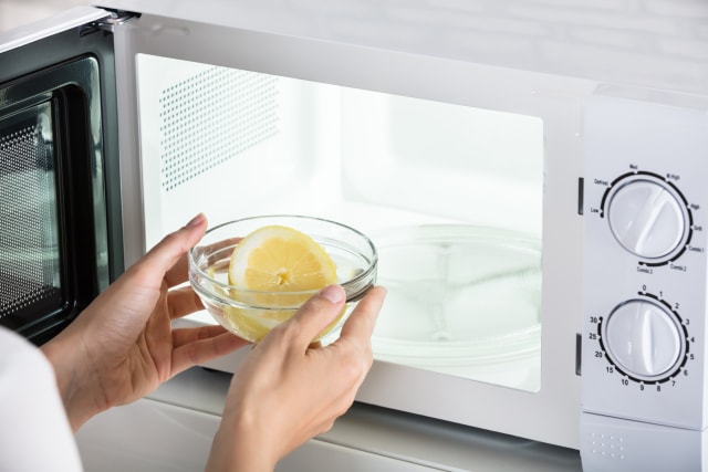 Membersihkan microwave (Foto: Thinkstock)
