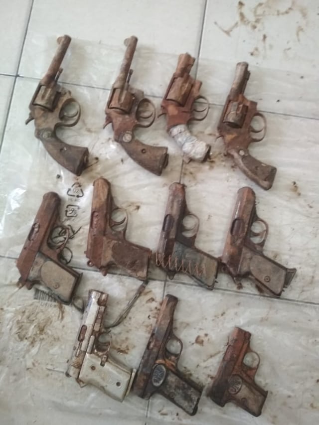Temuan 11 pistol dan amunisi di Pekanbaru (Foto: Dok. Istimewa)