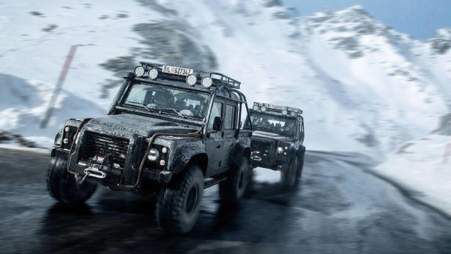 Land Rover Defender dalam film Spectre (Foto: dok. Motor1)