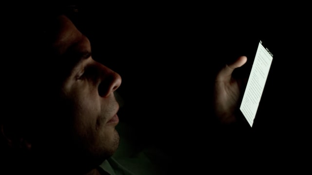 Cahaya sian dari layar ponsel. (Foto: common wikipedia.)