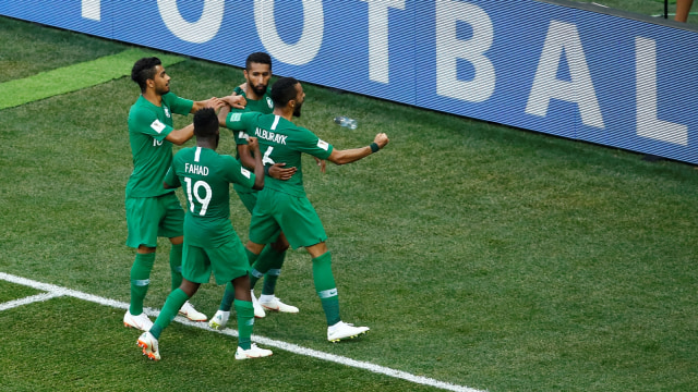 Pemain-pemain Arab Saudi merayakan gol. (Foto: Jason Cairnduff/Reuters)
