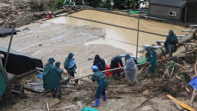 Banjir bandang dan tanah longsor (Foto: Reuters)