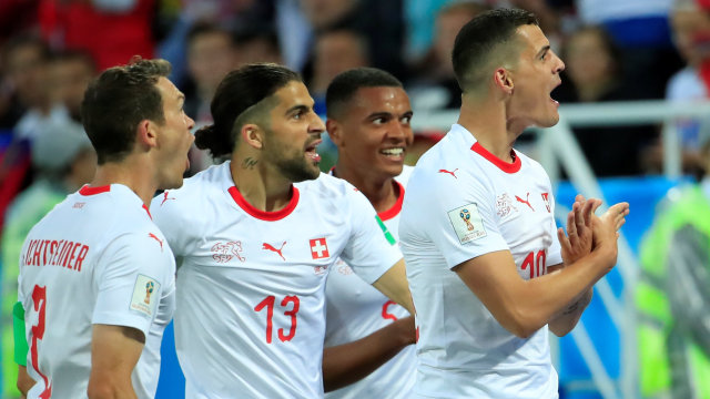 Perayaan gol Xhaka di laga vs Serbia. Foto: REUTERS/Gonzalo Fuentes