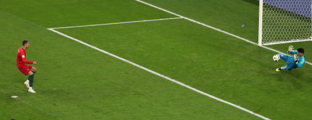 Beiranvand tepis eksekusi penalti Ronaldo. (Foto: REUTERS/Lucy Nicholson)