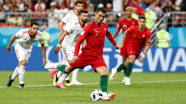 Tendangan penalti Cristiano Ronaldo Foto: REUTERS/Murad Seze