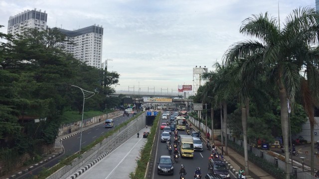 Lalin Jl. Metro Pondok Indah dari arah Lb. Bulus (Foto: Yuana Fatwalloh/kumparan)