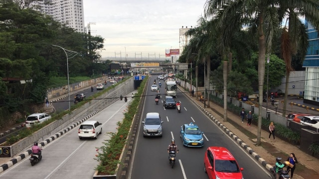 Lalin di Jl. Metro Pondok Indah dari Lb. Bulus (Foto: Yuana Fatwalloh/kumparan)