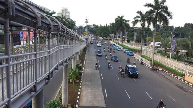 Lalin Jl. Metro Pondok Indah dari arah Lb. Bulus (Foto: Yuana Fatwalloh/kumparan)