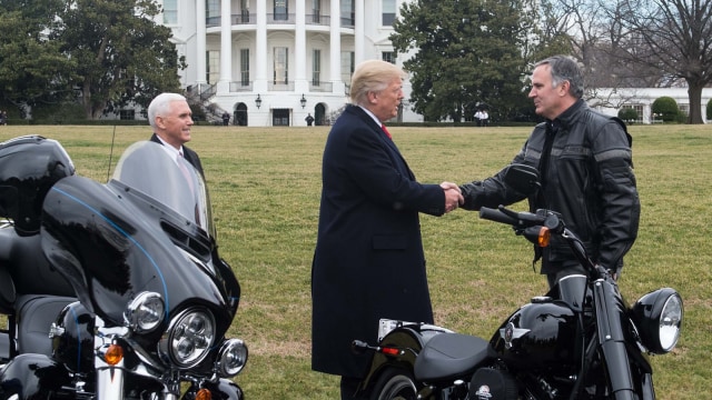 Trump dan CEO Harley Davidson Matthew Levatich. (Foto: AFP/Nicholas Kamm)