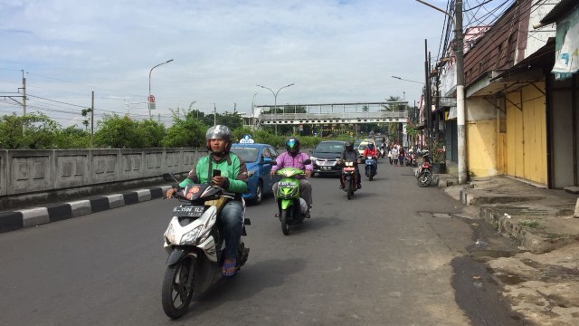 Lalu lintas di Jalan Pasar Minggu Raya. (Foto: Yuana Fatwalloh/kumparan)