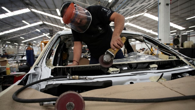 Ilustrasi proses produksi mobil. Foto: Reuters/Gustavo Graf