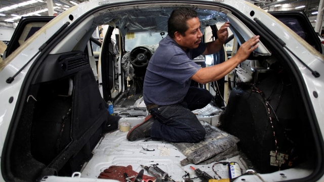 Produksi mobil anti peluru di Meksiko. (Foto: Reuters/Gustavo Graf)