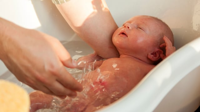 Memandikan bayi dengan air hangat (Foto: Thinkstock)