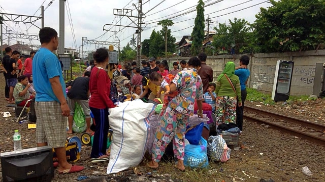 Korban kebakaran ungsikan barang di bantaran rel (Foto: Yuana Fatwalloh/kumparan)