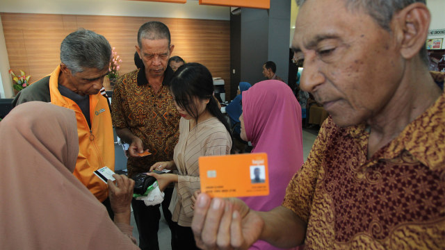 Petugas melakukan verifikasi data pensiunan (Foto: ANTARA FOTO/David Muharmansyah)