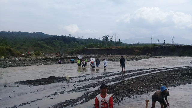 Ketua KPU Brebes Sebrangi Sungai dan Berjalan Kaki 2 Kilometer Distribusikan Surat Suara (1)