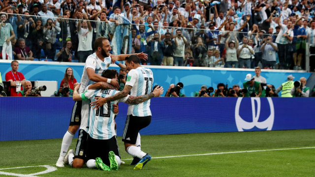 Argentina merayakan gol Messi. (Foto: REUTERS/Sergio Perez)