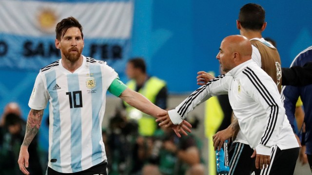 Sampaoli dan Messi. (Foto: REUTERS/Toru Hanai)