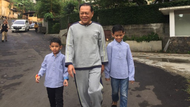 Sudrajat jogging bersama cucu (Foto: Moh Fajri/kumparan)