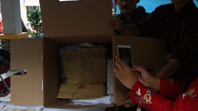 Pengecekan surat suara dan kotak suara (Foto: Iqbal Firdaus/kumparan)
