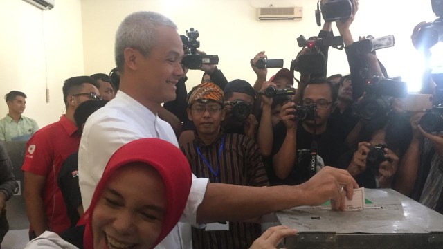 Ganjar Pranowo menggunakan hak pilihnya (Foto: Ricad Saka/kumparan)