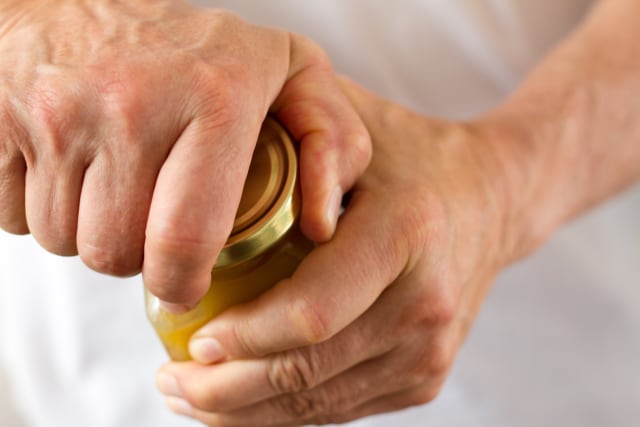 Membuka tutup toples (Foto: Thinkstock)