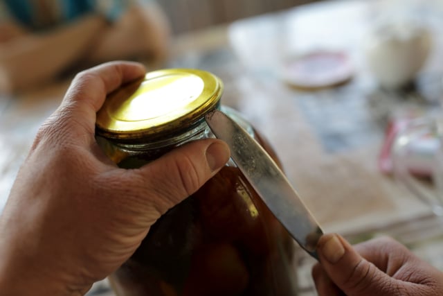 Membuka tutup toples (Foto: Thinkstock)