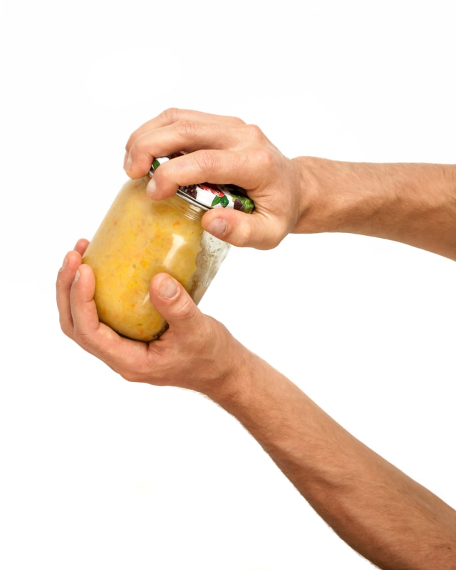 Membuka tutup toples (Foto: Thinkstock)